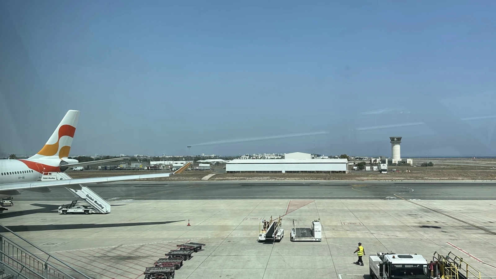 Zona de recogida de coches en el terminal de llegadas del Aeropuerto de Larnaca