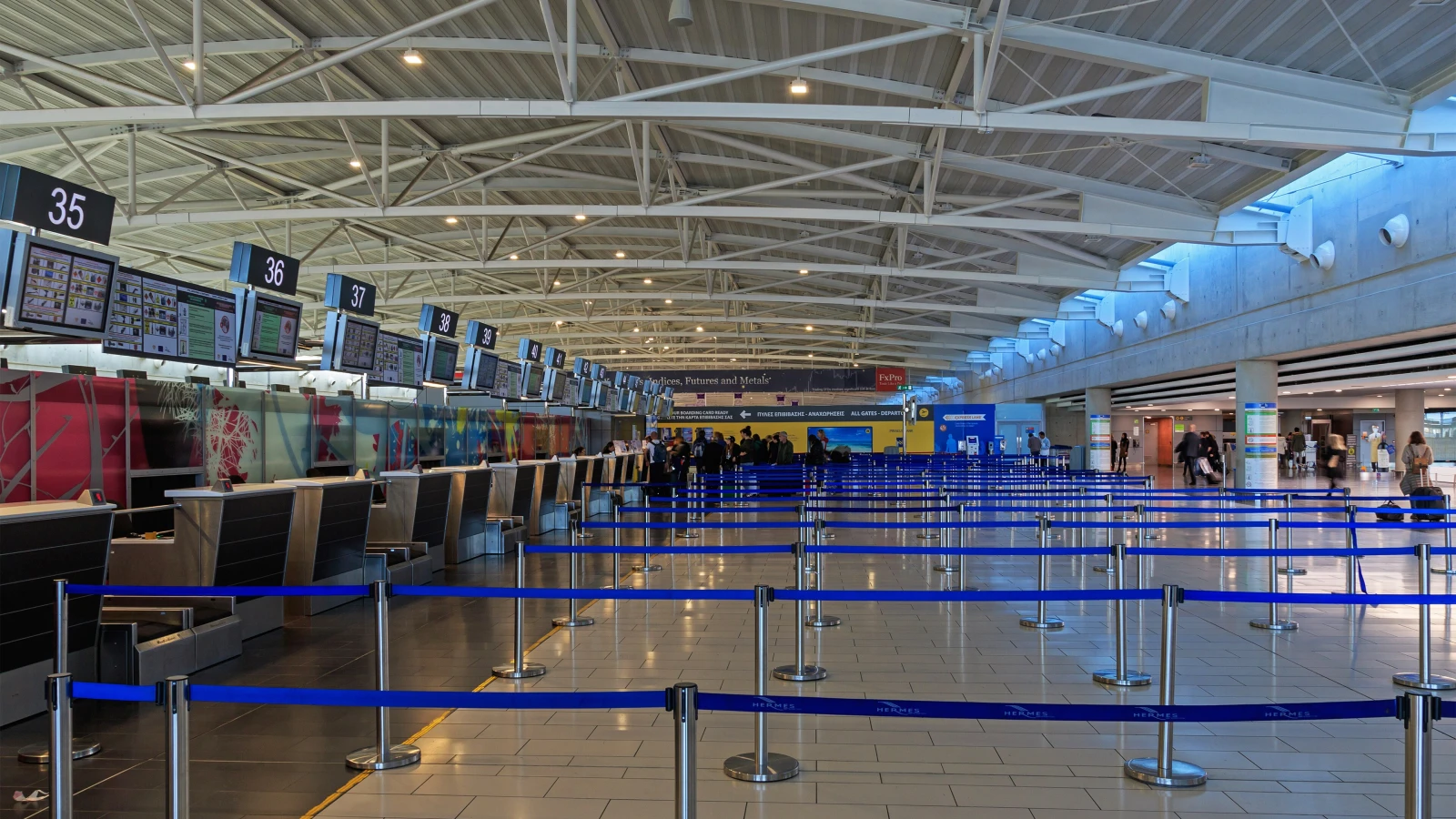 Zona de recogida en el aeropuerto internacional de Larnaca para alquiler de coches